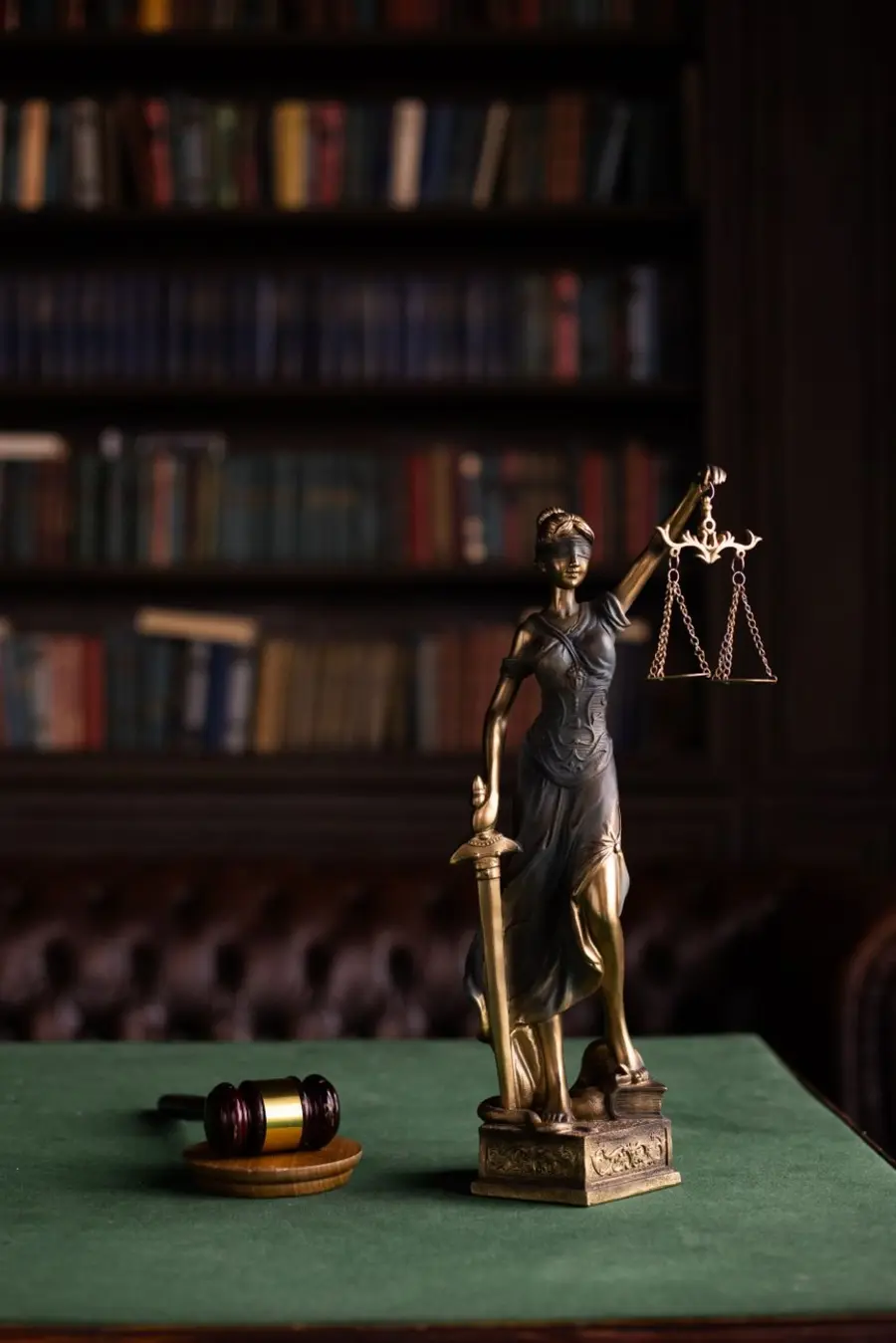 Estátua da justiça na biblioteca